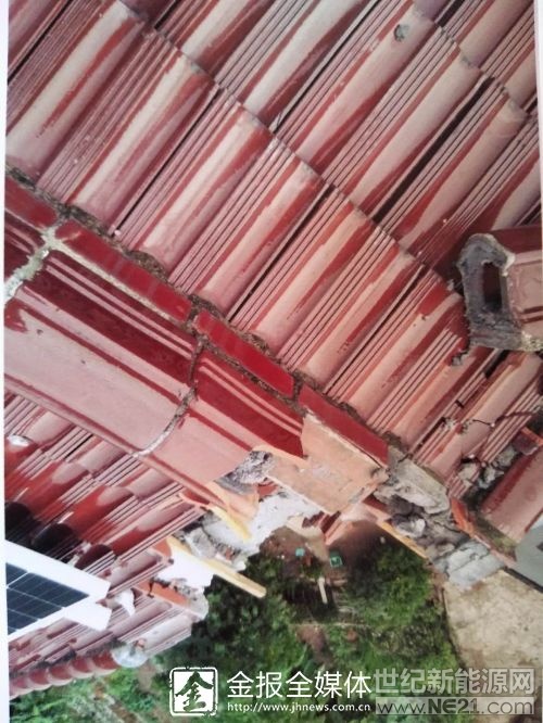  新裝光伏板沒多久，家里就遭了雷擊，不僅房屋被打了一個大窟窿，家中的部分電器也遭到了損壞。近日，市民吳女士向《金報東陽》新聞熱線18905791890反映她的遭遇