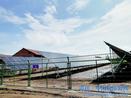                                                                                                                                                                     
	　　8月11日，靈臺縣什字鎮(zhèn)飲馬咀村光伏扶貧電站建成并網(wǎng)，進入試運行階段，這是靈臺縣建成并網(wǎng)的首個光伏發(fā)電站。

	　　飲馬咀村光伏扶貧電站建設項目總投資79.2萬元，是該村利用