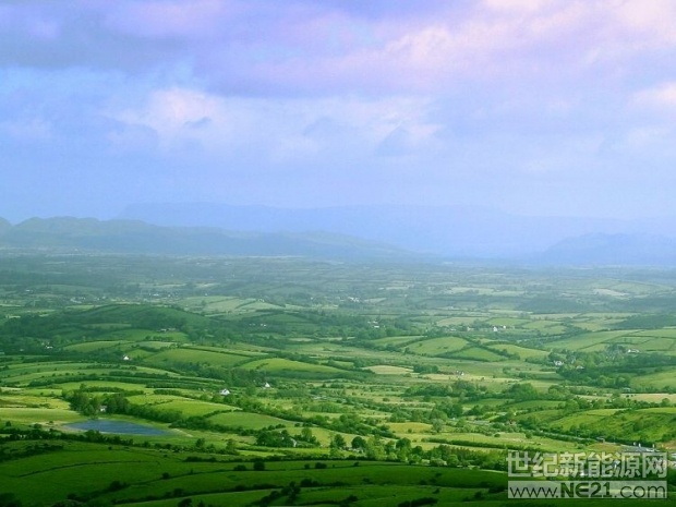 Solar Media市場研究分析師Lauren Cook表示，愛爾蘭首次拍賣將于2019年舉行，或拍出多達(dá)500MW的可再生能源太陽能電力新項(xiàng)目。



上個(gè)月，延遲已久的計(jì)劃獲得了愛爾蘭政府的批準(zhǔn)，目前正在等待歐盟國家援助政策的批準(zhǔn)