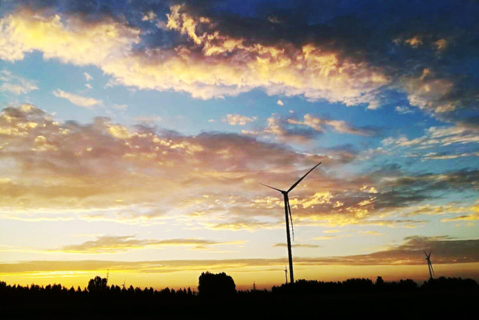                        8月18日下午4點58分，經(jīng)過參建各方的共同努力，公司PC承建的臨西運河200兆瓦風電項目一期100兆瓦全容量并網(wǎng)發(fā)電。 該風電場位于河北省邢臺市臨西縣境內(nèi)，規(guī)劃安裝90臺單機容量2.2兆瓦風力發(fā)電機組和1臺2.0兆瓦風機風力發(fā)電機組，同步建設一座220千伏升壓站和一條送出線路