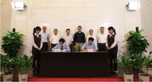 　　8月19日，明陽智慧能源集團股份公司與國家電力投資集團公司在穗舉行全面深化戰(zhàn)略合作協(xié)議簽字儀式。國家電力投資集團公司董事長、黨組書記錢智民和明陽智慧能源集團股份公司董事長兼首席執(zhí)行官張傳衛(wèi)共同出席儀式并見證簽約