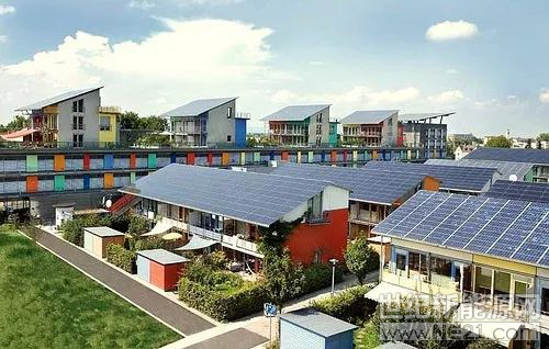  戶用光伏市場的推銷看似豐富，總結(jié)起來卻無非兩類：一是使用價值思維，像家用電器一樣賣；二是投資價值思維，像銀行理財產(chǎn)品一樣賣。2016年之前，絕大多數(shù)廠家都是當(dāng)作家電產(chǎn)品一樣賣，每年雖有進(jìn)步但沒有跨越式發(fā)展