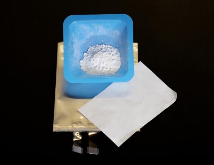 
	中國儲能網(wǎng)訊：科學家們想出了一種方法來阻止受損的鋰離子電池著火。電池在撞擊時有效硬化，防止電極接觸并引發(fā)火災