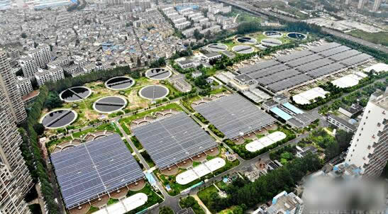                                         
	　　位于合肥市銅陵南路的王小郢污水處理廠分布式光伏發(fā)電項目日前并網(wǎng)發(fā)電，該項目成為全國單體規(guī)模最大的污水廠光伏發(fā)電項目，同時也是安徽省建成投產(chǎn)的污水處理廠光伏項目。

	　　在很多人的觀念中，污水處理廠和光伏發(fā)電似乎是兩個沒有多大聯(lián)系的項目，而合肥市王小郢污水處理廠分布式光伏發(fā)電項目將兩個項目結(jié)合在了一起