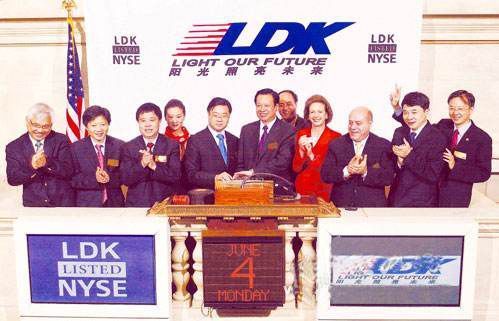                                         
	　　彭小峰的微信朋友圈已經(jīng)許久沒有更新了，其長期顯示是“僅展示最近三天的朋友圈”狀態(tài)，頭像已從個(gè)人照改成大笑的彌勒佛照片，而其微博最后一次發(fā)布的時(shí)間點(diǎn)也定格在2015年12月10日。

	　　2018年8月，江蘇綠能寶融資租賃有限公司（以下簡稱“綠能寶”）涉嫌不法吸收公眾存款一案有了最新進(jìn)展：綠能寶何某等三人已移送蘇州產(chǎn)業(yè)園區(qū)檢察院檢查起訴，彭小峰經(jīng)園區(qū)檢察院核準(zhǔn)拘系，蘇州公