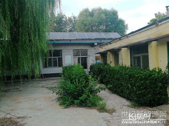  日前，獻(xiàn)縣十五級(jí)鄉(xiāng)付莊村黨支部書(shū)記劉玉貴告訴記者，自從縣里給村里安裝了光伏電站，村里每年可增加集體收入2萬(wàn)多元，而村里則把這些錢(qián)用于聘用有勞動(dòng)能力的貧困戶(hù)從事環(huán)境衛(wèi)生、巡防、村公益設(shè)施維護(hù)維修等工作，讓他們掙起了薪金。

這是獻(xiàn)縣實(shí)施光伏產(chǎn)業(yè)扶貧全覆蓋、確保貧困戶(hù)穩(wěn)定受益的成功舉措，自2016年起，獻(xiàn)縣按照“項(xiàng)目精準(zhǔn)到戶(hù)”的要求，大力發(fā)展光伏發(fā)電項(xiàng)目