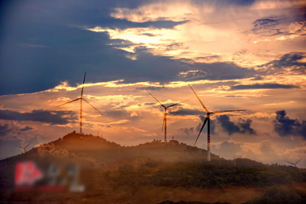                                         
	

	
	道縣審章塘風電場并網(wǎng)發(fā)電成靚麗風景。

	　　8月20日，秋高氣爽