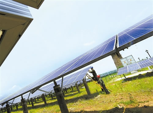                                         
	
	圖為樂安縣公溪鎮(zhèn)光伏扶貧電站員工在巡查檢修光伏發(fā)電設(shè)備。 譚立華攝

	　　近年來，江西省樂安縣積極探索光伏產(chǎn)業(yè)扶貧新路，采用“政府+基地+金融機(jī)構(gòu)+貧困戶”的合作模式，共成立光伏扶貧合作社251個(gè)，安裝光伏發(fā)電設(shè)施9863戶，為每戶貧困戶帶來3000多元的穩(wěn)定收入