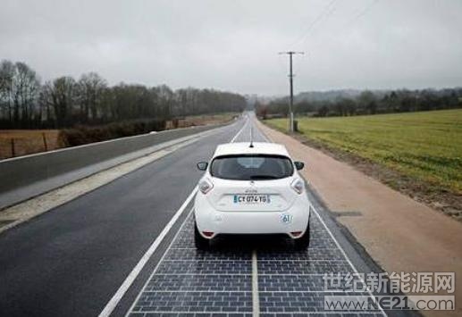  太陽能現(xiàn)在可以說已經(jīng)普遍出現(xiàn)在我們的生活中了，但是你聽到過過太陽能公路嗎？在我國的濟(jì)南，就建有全球首條光伏高速公路，像一個(gè)充電寶一樣，可供電動(dòng)汽車充電。



光伏智能道路的全稱是承載式高速光伏路面，最上面一層是類似毛玻璃的半透明新型材料，摩擦系數(shù)高于傳統(tǒng)瀝青路面