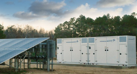 
	中國儲(chǔ)能網(wǎng)訊：全球基礎(chǔ)設(shè)施開發(fā)商AECOM公司表示已開始在美國軍方在科羅拉多州卡森堡的軍事基地建設(shè)和部署一個(gè)電池儲(chǔ)能系統(tǒng)，洛克希德·馬丁公司將為其開發(fā)一個(gè)4.25MW/8.5MWh鋰離子電池儲(chǔ)能系統(tǒng)以幫助降低能源成本，提高該基地電力系統(tǒng)的彈性。


	據(jù)開發(fā)商稱，一旦完成部署，這個(gè)電池儲(chǔ)能系統(tǒng)（BESS）將成為美國陸軍基地最大的獨(dú)立的商業(yè)電池儲(chǔ)能系統(tǒng)，這個(gè)用戶側(cè)儲(chǔ)能系統(tǒng)可以減少峰值電力需求