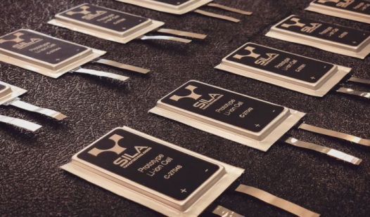 
	中國儲(chǔ)能網(wǎng)訊：電池研發(fā)服務(wù)商Sila Nanotechnologies公司首席執(zhí)行官Gene Berdichevsky日前表示，電池儲(chǔ)能系統(tǒng)可能會(huì)有根本性突破。


	他所在的創(chuàng)業(yè)公司日前獲得了7000萬美元的風(fēng)險(xiǎn)投資，用于開發(fā)先進(jìn)的電池材料，以改善電動(dòng)汽車和消費(fèi)電子產(chǎn)品的動(dòng)力性能