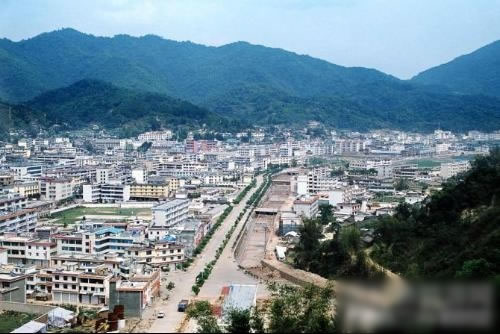                                         
	　　光伏電站離不開的那便是光，不少人可能會(huì)問，熱帶地區(qū)可以說是日照時(shí)間最長的地方?那么熱帶地區(qū)建設(shè)光伏電站發(fā)電量有優(yōu)勢嗎?具體的情況怎么樣呢?下面跟小編一起來了解吧。

	

	　　熱帶，給人的感覺就是強(qiáng)烈的陽光，充足的日照