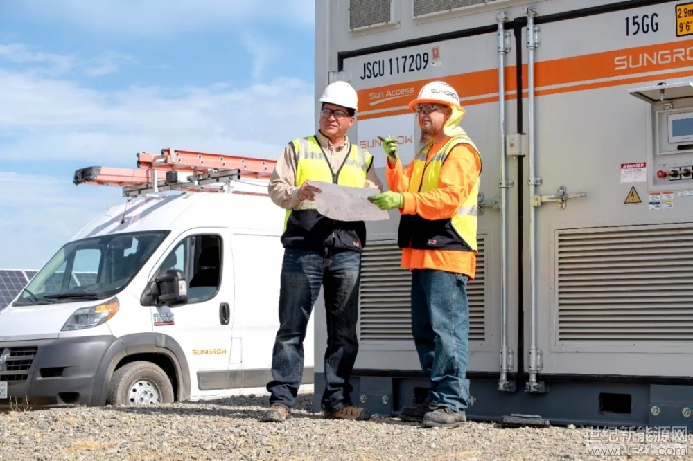 近日，陽(yáng)光電源在美國(guó)亞利桑那州菲尼克斯正式設(shè)立本地化客戶綜合服務(wù)中心，致力于為北美地區(qū)客戶提供卓越的本地服務(wù)支持，既滿足了北美業(yè)務(wù)的多元化需求，又為客戶實(shí)現(xiàn)核心價(jià)值創(chuàng)造更超值的服務(wù)體驗(yàn)。



該服務(wù)中心是陽(yáng)光電源繼德國(guó)、菲律賓之后，在海外建立和運(yùn)營(yíng)的第三個(gè)本地化綜合服務(wù)中心，擁有完善的配套服務(wù)設(shè)施，包括本地備品備件庫(kù)存、本地維修中心和7*24h技術(shù)咨詢支持等標(biāo)準(zhǔn)化服務(wù)，還為本地客戶和北美工程師提供專業(yè)的技術(shù)培訓(xùn)，并支持客戶參觀和產(chǎn)品展示等系列活動(dòng)
