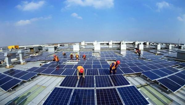 中國(guó)光伏產(chǎn)業(yè)近年來(lái)頻遭多路“圍剿”。先是歐盟在2011年對(duì)中國(guó)光伏展開了“封殺圍堵”，隨后美國(guó)在今年7月宣布對(duì)中國(guó)進(jìn)口光伏組件加收“過(guò)路費(fèi)”，在之后印度也開始跟風(fēng)，在中國(guó)光伏產(chǎn)品頭上懸起了達(dá)摩克利斯之劍……歐美印等國(guó)極力壓縮中國(guó)光伏的生存空間，中國(guó)光伏也瞬間從天堂跌入地獄