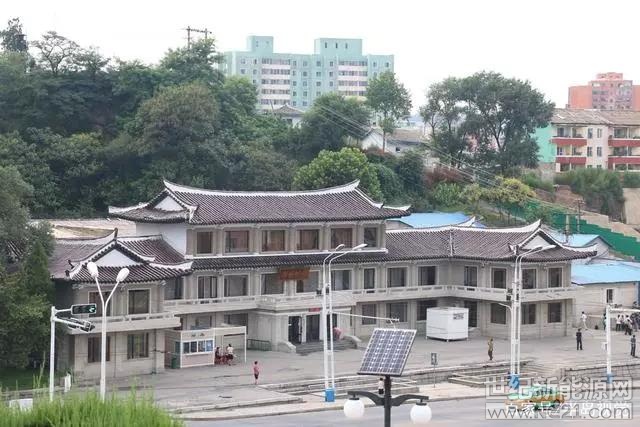 2018年的4月27日，朝鮮最高領(lǐng)導(dǎo)人金正恩在板門店跨過(guò)軍事分界線，與韓國(guó)總統(tǒng)文在寅進(jìn)行了歷史性會(huì)晤。據(jù)悉，朝鮮長(zhǎng)期以來(lái)一直存在電力短缺問(wèn)題，早就有夜晚衛(wèi)星圖曝光，夜間朝鮮大部分國(guó)土陷入一片漆黑，只是朝鮮首都平壤是個(gè)例外，晚上燈光很明亮