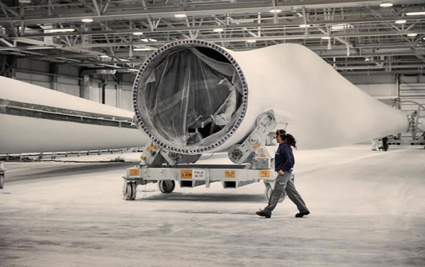                                         
	　　美國能源部發(fā)布的一份報告顯示，2017年美國風電行業(yè)支持了105500個全職工作崗位，達到歷史最高水平。

	
	2017年美國風電就業(yè)人數(shù)10.55萬 創(chuàng)歷史新高

	　　就業(yè)總數(shù)包括建筑、開發(fā)和運輸方面的43400名工人，以及約23000名從事風機制造和供應鏈方面的工人