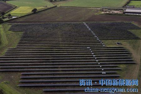                                                                                                                                                                     
	　　今年的越南，是光伏最喧囂的一年，所有企業(yè)一窩蜂沖進(jìn)了這個(gè)光伏處女地。投資商、設(shè)備商、總包商都在這里安營(yíng)扎寨了