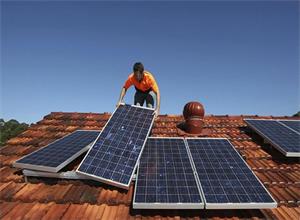                                         
	　　據(jù)報(bào)道，越南正在鼓勵(lì)越南居民在房屋屋頂上安裝太陽(yáng)能系統(tǒng)，因?yàn)樘?yáng)能發(fā)電比化石燃料便宜且環(huán)保。

	

	　　專家表示，越南房屋屋頂上的太陽(yáng)能發(fā)電系統(tǒng)可以幫助家庭減少每月電費(fèi)50%的賬單，從而有助于保護(hù)環(huán)境