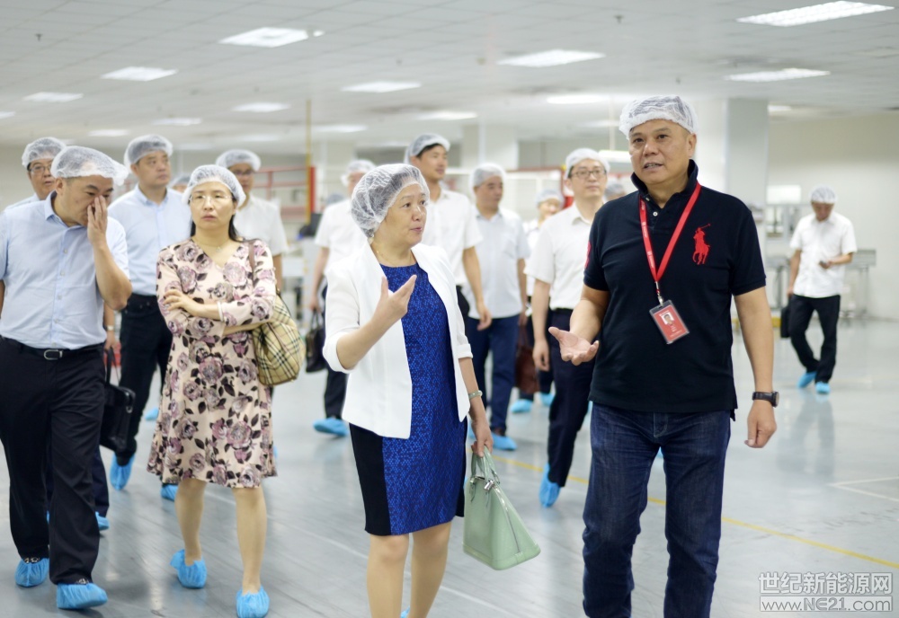         8月24日，常州銀監(jiān)分局黨委書記、局長陳惠蓮一行來到常州經(jīng)開區(qū)，圍繞當前形勢下全區(qū)的經(jīng)濟發(fā)展狀況及發(fā)展中遇到的問題展開調(diào)研。區(qū)領導周永強、馮旭江，常州11家銀行分行長及支行長出席調(diào)研座談會，賽拉弗副董事長朱武忠、副總裁楊勇作為企業(yè)代表參加會議