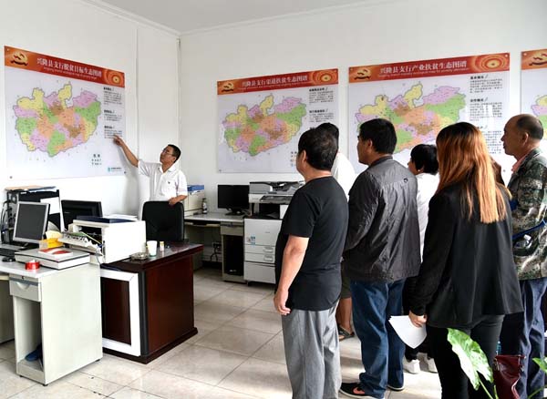 農(nóng)業(yè)銀行興隆縣支行為加快推進(jìn)金融扶貧、脫貧攻堅(jiān)工作的開展，主動(dòng)申請“光伏扶貧”農(nóng)戶貸款項(xiàng)目并獲得批準(zhǔn)。目前，該行員工正在加班加點(diǎn)，節(jié)假日不休息，緊鑼密鼓地為當(dāng)?shù)亟n立卡貧困戶辦理“光伏貸”業(yè)務(wù)