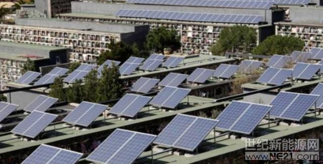 這個名叫桑塔克羅瑪?shù)男〕枪灿?0多萬居民，占地面積在4平方公里左右。城里到處都是比鄰而建的住房