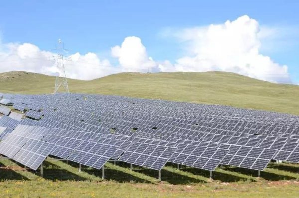                                         
	　　蜀道難，難于上青天。

	　　而基于蜀道基礎(chǔ)上的藏區(qū)光伏扶貧，更難