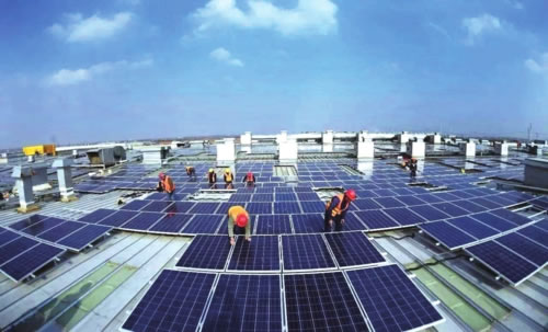                                         
	　　5月31日，國家發(fā)展改革委等三部委聯(lián)合印發(fā)了《關(guān)于2018年光伏發(fā)電有關(guān)事項(xiàng)的通知》，其中明確指出暫不安排2018年普通光伏電站建設(shè)規(guī)模，僅安排1000萬千瓦左右的分布式光伏建設(shè)規(guī)模，進(jìn)一步降低光伏發(fā)電的補(bǔ)貼強(qiáng)度，業(yè)內(nèi)稱之為“5˙31”政策。“斷奶”成為行業(yè)熱議話題，而對于龍頭企業(yè)而言，這似乎只是產(chǎn)業(yè)加速邁入平價(jià)上網(wǎng)的一個(gè)重要節(jié)點(diǎn)