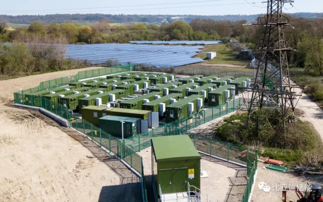 
	中國儲能網(wǎng)訊：近日，英國國家電網(wǎng)成功調(diào)度兩處儲能系統(tǒng)，項目在半個小時內(nèi)成功向電網(wǎng)提供了24MWh的電力供給！


	





	當前，英國電網(wǎng)級儲能已然迎來了發(fā)展期，特別是在配網(wǎng)側(cè)的儲能應(yīng)用較為廣泛。電網(wǎng)運營商曾表示：將進一步推動平臺進入短期運營儲備（STOR）市場，用“靈活，可擴展和安全的平臺”取代現(xiàn)有的調(diào)度系統(tǒng)