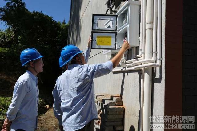  “截止到當前，我們郭塘村光伏發(fā)電幫扶項目總共發(fā)電5509千瓦時，已經給我們村集體經濟帶來收益約0.3萬元”——8月29日下午，隨著常山縣郭塘村會計向全體村民正式宣布數據，浙能常山光伏發(fā)電幫扶項目一期44戶共409千瓦全部實現(xiàn)投產見效。這是浙能集團落實省委省政府“千企結千村，消滅薄弱村” 專項行動方案，在全省國資系統(tǒng)中實現(xiàn)“項目落地、資金到位、投產見效”最快的一個項目