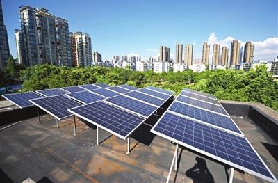 8月29日，慈溪市周巷鎮(zhèn)小安村的一些民居屋頂安裝了光伏設(shè)備。近兩年來，浙江省慈溪市居民屋頂光伏安裝如雨后春筍般涌現(xiàn)，當(dāng)?shù)夭捎谩叭~上網(wǎng)”和“自發(fā)自用余電上網(wǎng)”兩種模式，將居民屋頂光伏所發(fā)的清潔電能并入地方電網(wǎng)