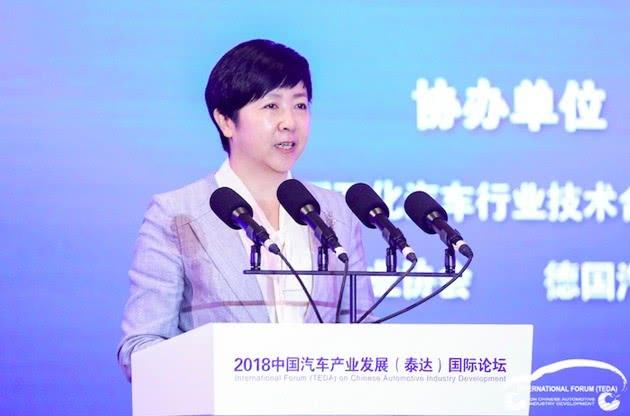 
	中國(guó)儲(chǔ)能網(wǎng)訊：在9月1日開幕的2018中國(guó)汽車產(chǎn)業(yè)發(fā)展（泰達(dá)）國(guó)際論壇開幕式上，財(cái)政部經(jīng)濟(jì)建設(shè)司副司長(zhǎng)宋秋玲表示，多年來(lái)的政策扶持使得我國(guó)新能源汽車產(chǎn)業(yè)發(fā)展取得了明顯成效。新能源汽車產(chǎn)業(yè)推廣數(shù)量，從2009年之前不足500輛，增長(zhǎng)到2017年的77.7萬(wàn)輛，今年預(yù)計(jì)有150萬(wàn)輛