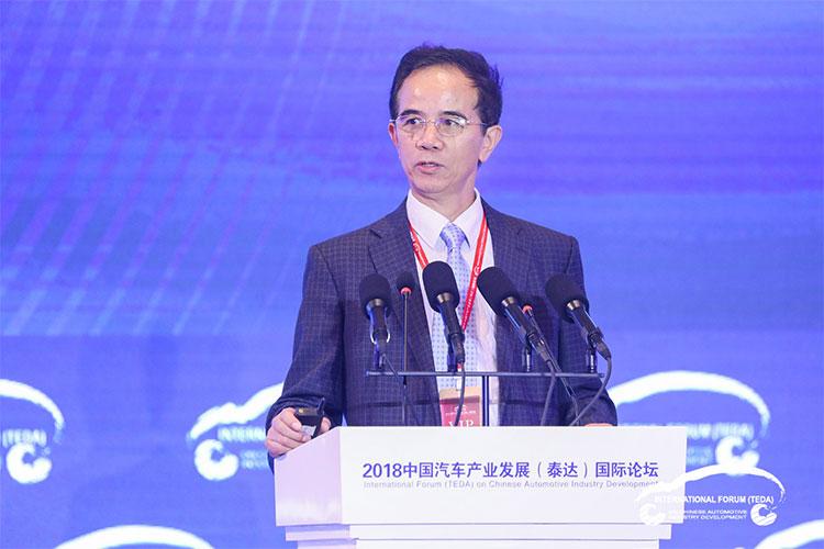 
	中國(guó)儲(chǔ)能網(wǎng)訊：從150公里到300公里，盡管新能源汽車?yán)m(xù)航里程不斷提升，但在2018泰達(dá)論壇上，中國(guó)工程院院士、電動(dòng)車輛國(guó)家工程實(shí)驗(yàn)室主任、北京理工大學(xué)教授孫逢春指出，新能源汽車標(biāo)準(zhǔn)續(xù)駛里程實(shí)際上是一個(gè)在常溫下不開空調(diào)的情況下一個(gè)理想的續(xù)駛里程，這是滿足不了用戶的需求，是忽悠老百姓！


	




	對(duì)新能源汽車?yán)m(xù)航里程的提升，是目前眾多汽車企業(yè)的重要技術(shù)研發(fā)方向。并且，隨著財(cái)政補(bǔ)貼政策提高補(bǔ)貼門檻要求，部分汽車企業(yè)更是比照財(cái)政補(bǔ)貼政策限制推出符合要求的新產(chǎn)品