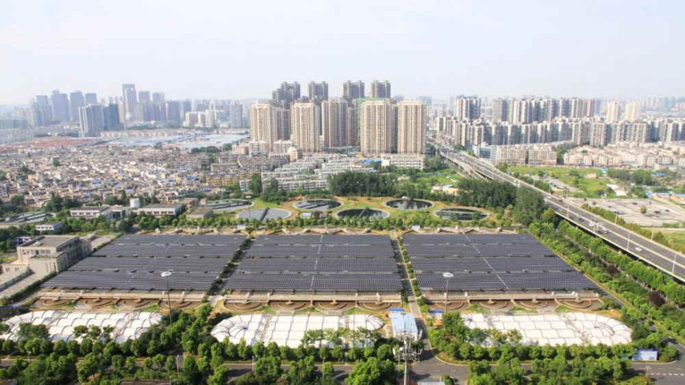  近日，合肥市的王小郢污水處理廠分布式光伏電站正式并網發(fā)電，項目裝機規(guī)模10.8MWp，成為全國單體規(guī)模最大的污水廠光伏發(fā)電項目，也是安徽省內建成投產的污水處理廠光伏項目，獲新華網、安徽衛(wèi)視等諸多重量級媒體爭相報道。



光伏+污水處理廠項目占用空間面積約11萬平方米，一排排光伏組件排列在氧化溝和沉淀池的上方，既實現(xiàn)了空間資源的充分利用，又能遮擋污水池抑制藻類生長，解決了困擾已久的環(huán)保問題