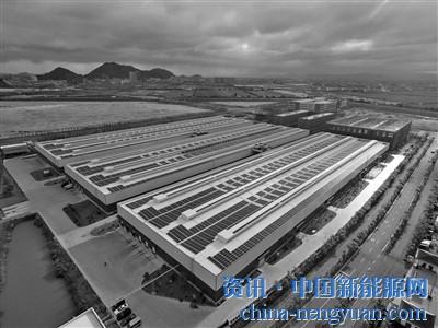                                                                                                                                                                     
	　　圖為航拍鏡頭下，臺州富嶺塑膠有限公司的廠房屋頂光伏發(fā)電電池板，像3架碩大的鋼琴，令人驚奇震憾。劉振清　攝

	　　浙江省臺州富嶺塑膠有限公司去年投資1989萬元，在廠房屋頂建