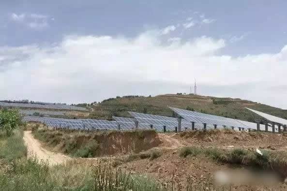                                         
	　　8月31日，隨著東風鎮(zhèn)田家?guī)X村121KWp光伏電站順利并網成功，我縣已有7座光伏電站成功并網，天成鎮(zhèn)黃家溝村、老虎溝村、溫水鎮(zhèn)火燒寨村3個電站正在辦理電網接入手續(xù)。預計到9月中旬，我縣2018年的25個光伏電站將全部建成并網發(fā)電