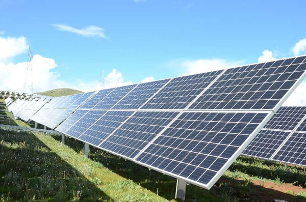                                         
	　　從世界海拔最高的民用機場——四川稻城亞丁機場驅車5個多小時、翻過數(shù)座大山，才能到達四川省甘孜藏族自治州鄉(xiāng)城縣正斗鄉(xiāng)。

	　　在這個平均海拔超過4000米的壩子上，矗立著我國已投入運營的海拔最高的光伏電站——新那伽光伏電站