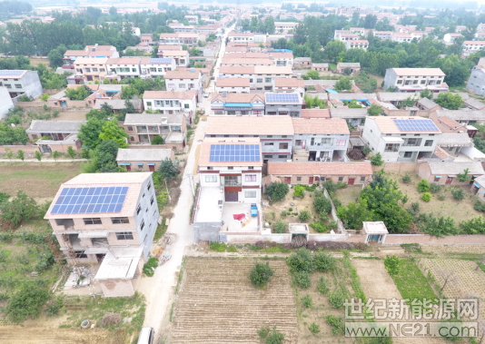  近日收到一份：河南某地531后推出戶用光伏電站造價為12元/瓦，是不是感覺有點不可思議？而且該公司承諾光伏電站初裝費由公司分三年返還用戶全部電站建設(shè)費用。


 
商業(yè)模式編者見過很多，但是這這套路確實有點匪夷所思