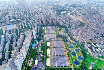                                         
	　　從空中俯瞰，王小郢污水處理廠好似一面巨大的鏡子，格外亮眼，其上覆蓋的太陽能電池板將太陽能源源不斷轉化成電能，供應廠區(qū)用電需求。

	

	　　王小郢污水處理廠分布式光伏發(fā)電，成為全國單體規(guī)模最大，安徽省建成投產的污水處理廠光伏項目