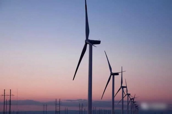                                         
	　　近日，中國海裝新疆哈密風電項目風機成功抵擋新疆三塘湖地區(qū)電網(wǎng)次同步振蕩“襲擊”。據(jù)悉，振蕩附近其余風機全部故障或脫網(wǎng)，唯有“海裝造”風機正常運行，傲立群雄