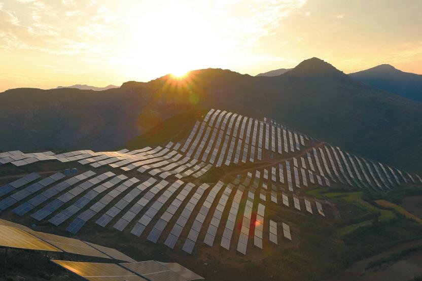 在實施脫貧攻堅戰(zhàn)中，夏縣采取集中與分散光伏發(fā)電相結(jié)合的辦法實施精準(zhǔn)扶貧，全縣212個貧困戶享受到光伏扶貧。圖為9月2日，中條山集中光伏發(fā)電現(xiàn)場