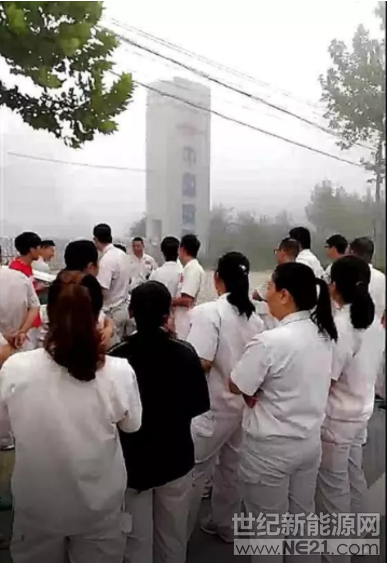 昨日(9月3日)，部分自媒體稱“光伏企業(yè)英利集團(tuán)部分員工因不滿公司只發(fā)基本工資，導(dǎo)致生活困難，聚集在公司門口討要說法。”但截至發(fā)稿時，英利并未回應(yīng)此次員工討薪說法