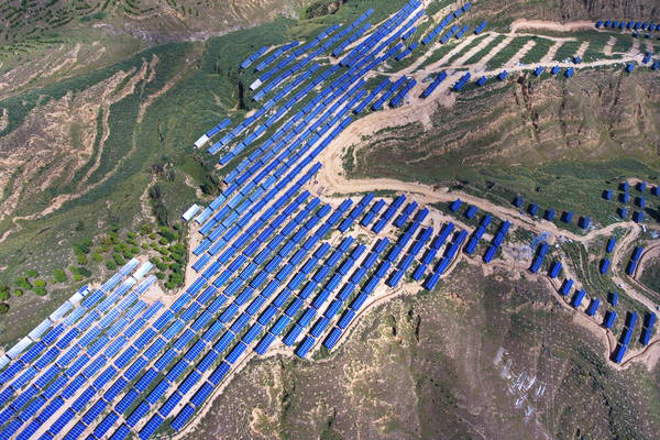                                         
	

	

	

	

	
	↑這是位于婁煩縣杜交曲鎮(zhèn)喬家洼村的聯(lián)村光伏電站（9月4日無(wú)人機(jī)拍攝）。

	　　近年來(lái)，山西省太原市婁煩縣利用荒山坡地發(fā)展光伏發(fā)電項(xiàng)目