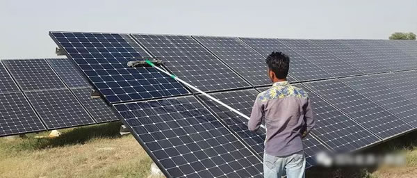                                         
	　　據(jù)Mercom India Research咨詢公司匯總數(shù)據(jù)，2018年第2季度印度新增光伏裝機(jī)1,599兆瓦，比今年第1季度(3,344兆瓦)下降52%，比去年同期(2,025兆瓦)下降21%。這是印度光伏市場(chǎng)連續(xù)4個(gè)季度遞增之后的首次下降，主要原因是光伏產(chǎn)品進(jìn)口稅收的不確定性，再加上光伏競(jìng)標(biāo)屢創(chuàng)新低之后原有光伏項(xiàng)目面臨重新談判價(jià)格的壓力