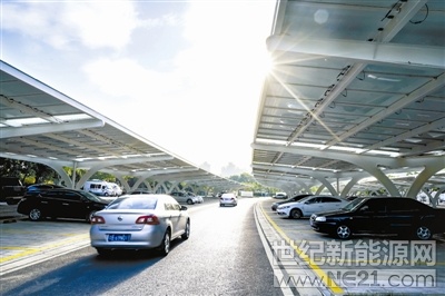 
 
9月5日，江蘇無錫市民中心光伏發(fā)電停車場項(xiàng)目正式竣工，6組百米長的光伏“長龍”展現(xiàn)在市民中心8號(hào)樓和9號(hào)樓北側(cè)。為提升使用效益，遮雨棚頂部按規(guī)劃鋪設(shè)了3480組光伏組件，日均發(fā)電量可達(dá)6000度