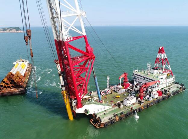 　　9月3日，隨著打樁船錘擊聲響起，福清興化灣海上風(fēng)電場(chǎng)二期項(xiàng)目第一根樁開始錘打。該樁長(zhǎng)50米，直徑1.9米，壁厚28毫米，經(jīng)過3個(gè)多小時(shí)的連續(xù)錘擊,按設(shè)計(jì)要求順利完成首根樁基，距中標(biāo)時(shí)間僅隔48天