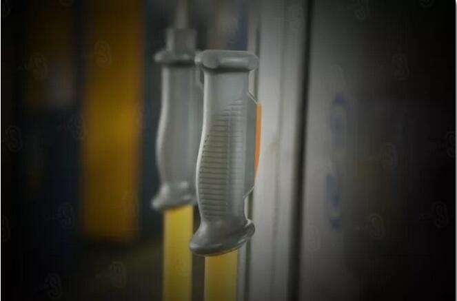 　　這是一個(gè)簡(jiǎn)單的自然把握式的雙手柄開關(guān)，它讓我們重新思考對(duì)雙手的態(tài)度和對(duì)工作的訴求。讓我們看到如何在簡(jiǎn)約中追求極致，在純粹里打造細(xì)節(jié)