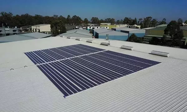                                         
	　　一位澳大利亞物理學(xué)家正努力推動一種新型低成本太陽能的創(chuàng)新，他認(rèn)為這種新型太陽能的問世可以使用戶在注冊能源賬戶時能夠像辦理手機(jī)號碼一樣簡單方便。

	

	　　去年5月在墨爾本的一個展覽會上，紐卡斯?fàn)柎髮W(xué)的保羅˙達(dá)斯托爾(PaulDastoo)教授展示了如何使用有機(jī)分子技術(shù)印制的太陽能電池為屏幕和顯示器供電