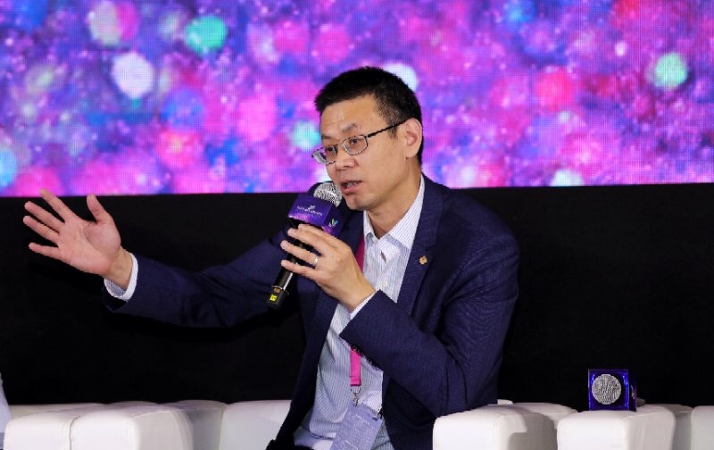 “以‘發(fā)改能源〔2018〕823號(hào)文’為節(jié)點(diǎn)，中國光伏發(fā)電在‘補(bǔ)貼’與‘平價(jià)’這兩個(gè)時(shí)代間進(jìn)行了切換。新時(shí)代需要新物種，協(xié)鑫集團(tuán)正與中環(huán)股份、阿特斯、天合光能、華為等產(chǎn)業(yè)鏈龍頭企業(yè)共同打造‘平價(jià)新光伏’