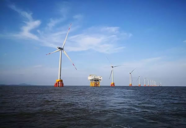                                         
	　　近日，小編從國(guó)電電力浙江舟山海上風(fēng)電開發(fā)有限公司獲悉，截至8月22日中午12時(shí)32分，國(guó)電舟山普陀6號(hào)海上風(fēng)電場(chǎng)2區(qū)工程項(xiàng)目累計(jì)發(fā)電突破1億度(千瓦時(shí))。

	　　舟山海上風(fēng)電項(xiàng)目是浙江省首個(gè)海上風(fēng)電項(xiàng)目，位于普陀區(qū)六橫島東南側(cè)海上約12公里處，主要建設(shè)有63臺(tái)4MW風(fēng)電機(jī)組的海上風(fēng)電場(chǎng)、220千伏海上升壓站、2000噸級(jí)風(fēng)機(jī)組裝碼頭、海纜敷設(shè)工程、陸上集控中心及陸上計(jì)量站等，總投資約45億元