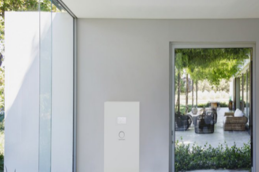 
	中國儲能網(wǎng)訊：美國公用事業(yè)公司在2017年將217兆瓦/524兆瓦時的儲能項(xiàng)目連接到電網(wǎng)，雖然這是由公用事業(yè)供應(yīng)項(xiàng)目推動的，但美國智能電力聯(lián)盟（SEPA）表示，住宅儲能方面的增長最為強(qiáng)勁。



	根據(jù)智能電力聯(lián)盟（SEPA）2018年最新發(fā)布的公用事業(yè)儲能市場調(diào)查報告，2016年至2017年，住宅儲能容量增加按MW計算增長202％，而非住宅儲能增長率僅為9％，公用事業(yè)供應(yīng)項(xiàng)目甚至略有下降